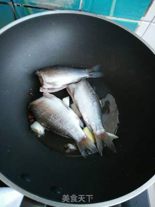 鲫鱼炖豆腐的做法步骤:6