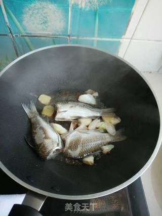 鲫鱼炖豆腐的做法步骤:7