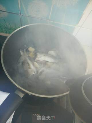 鲫鱼炖豆腐的做法步骤:8