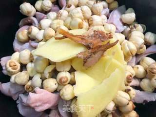 莲子猪肚汤的做法步骤:6