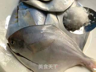 清蒸白鲳鱼的做法步骤:2