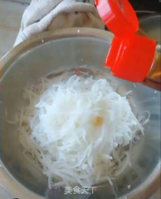 #萝卜#如何制作酸甜爽口的白萝卜丝的做法步骤：4
