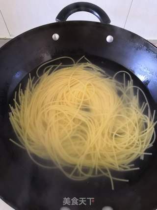 酸菜玉米面条的做法步骤:2