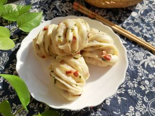 怎样做牛肉香葱花卷的做法步骤:10