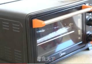 茄子别再炒着吃,开胃烤茄子,做法简单、口味鲜爽,一点油烟都没有哦!的做法步骤:4