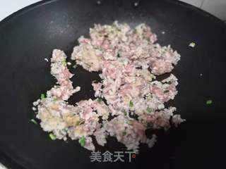 香脆可口,咸甜适中之(肉末梅干菜酥饼)的做法步骤:5