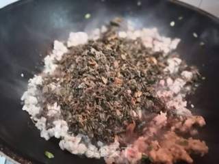 香脆可口,咸甜适中之(肉末梅干菜酥饼)的做法步骤:6