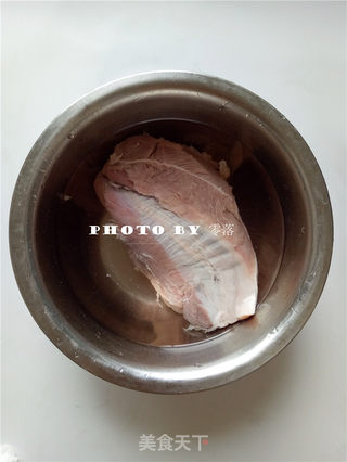 电饭煲无水卤牛腱子的做法步骤:2