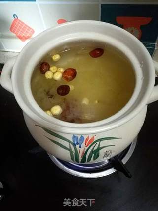 银耳莲子羹的做法步骤:2