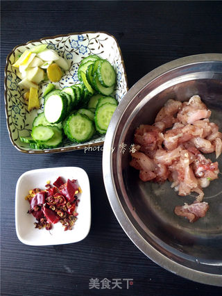 如何用微波炉做出好吃的家常菜——微波黄瓜肉片的做法步骤：1