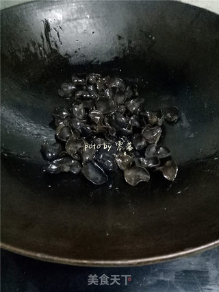如何炒木耳不炸锅?的做法步骤:5