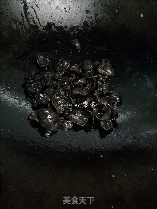 如何炒木耳不炸锅?的做法步骤:6