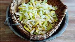 如何让柚子皮变成好吃的柚子糖的做法步骤:2