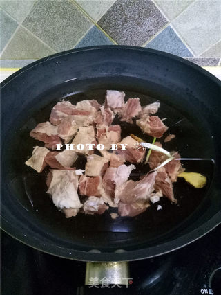 白萝卜牛腩汤的做法步骤:2