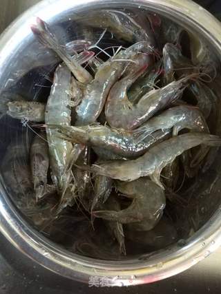 酸甜粉红虾的做法步骤:2