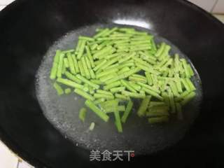 红椒拌豇豆的做法步骤:2