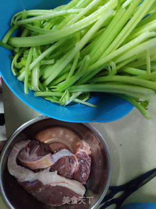 芹菜馅饼的做法步骤：1