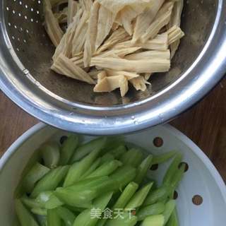 腐竹拌西芹的做法步骤:2