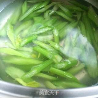 腐竹拌西芹的做法步骤:4