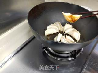 黄金煎饺 抱蛋煎饺的做法步骤:3
