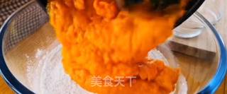 南瓜不仅可以熬粥,这样做南瓜面包,蓬松软香,简单易学,比外面买的好吃还放心!的做法步骤:3
