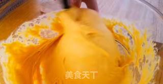 南瓜不仅可以熬粥,这样做南瓜面包,蓬松软香,简单易学,比外面买的好吃还放心!的做法步骤:4