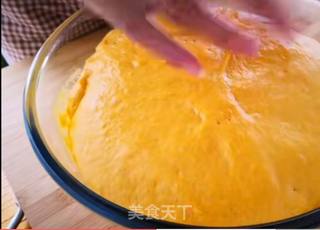 南瓜不仅可以熬粥,这样做南瓜面包,蓬松软香,简单易学,比外面买的好吃还放心!的做法步骤:5