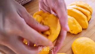 南瓜不仅可以熬粥,这样做南瓜面包,蓬松软香,简单易学,比外面买的好吃还放心!的做法步骤:7