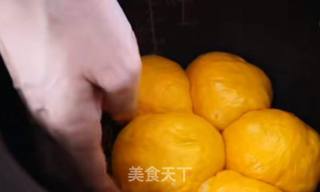 南瓜不仅可以熬粥,这样做南瓜面包,蓬松软香,简单易学,比外面买的好吃还放心!的做法步骤:9