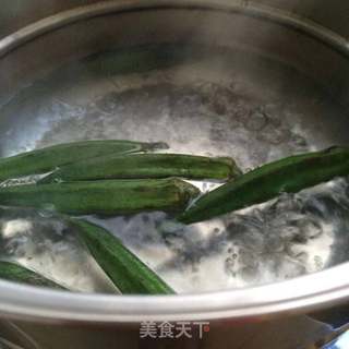 秋葵芝麻蛋饼的做法步骤:2