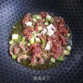 孜然牛肉炒面的做法步骤:4