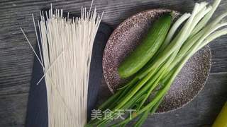 葱油拌面的做法步骤：1