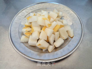 菊花雪梨冰糖饮的做法步骤:2