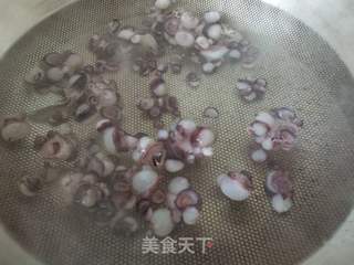 海灵菇虾爬肉韭菜水饺的做法步骤：2