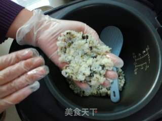 如何让小朋友爱上吃饭-饭团的做法步骤:5