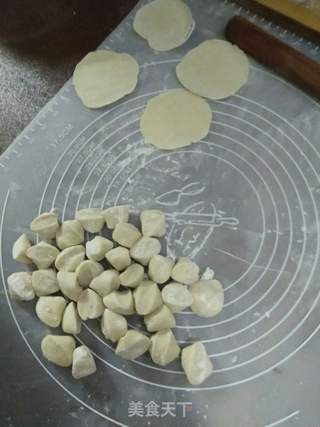 鸡蛋鲜虾韭菜水饺的做法步骤:11