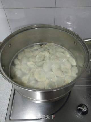鸡蛋鲜虾韭菜水饺的做法步骤:13