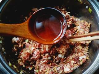 白菜大肉饺的做法步骤:7