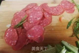 芝麻叶香肠沙拉的做法步骤:2