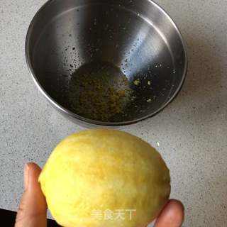 柠檬味小蛋糕的做法步骤:2