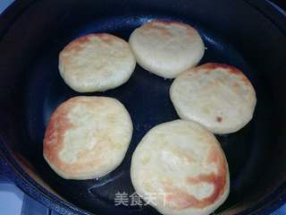 如何粗粮细做-玉米面发面豆沙饼的做法步骤：17