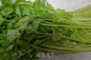 油泼芹菜虾肉饺子的做法步骤：1