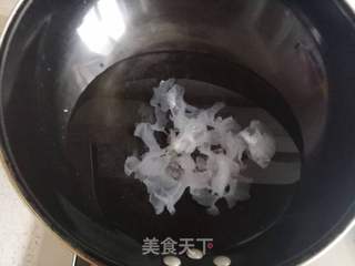 川贝雪梨银耳羹的做法步骤：2