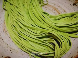 西红柿菜芯菠菜面的做法步骤：1