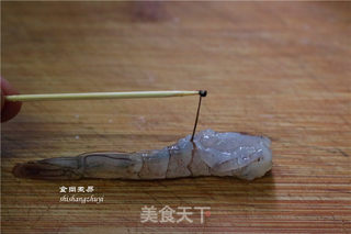 凤尾虾球(如何做出油炸食物酥脆的口感)的做法步骤:2