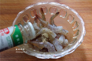 凤尾虾球(如何做出油炸食物酥脆的口感)的做法步骤:3