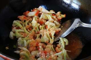 番茄炒菜花的做法步骤:6