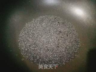 黑芝麻糊(如何让黑芝麻糊更香浓顺滑)的做法步骤:2