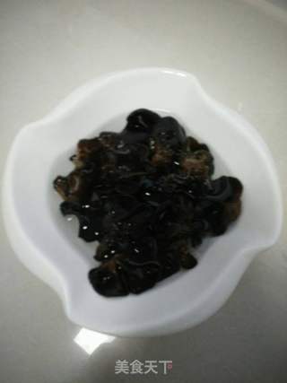 凉拌木耳的做法步骤：1