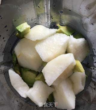 牛油果香水梨奶昔的做法步骤:5